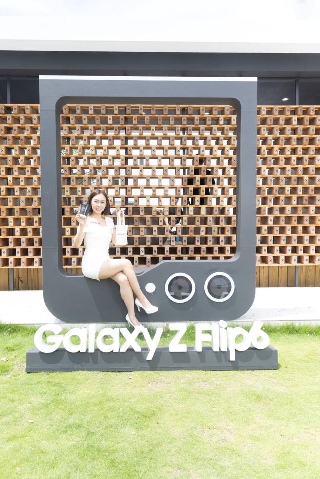 以多功能封面螢幕為靈感，巨型Galaxy Z Flip6打卡裝置將成為熱門打卡點。（三星提供）