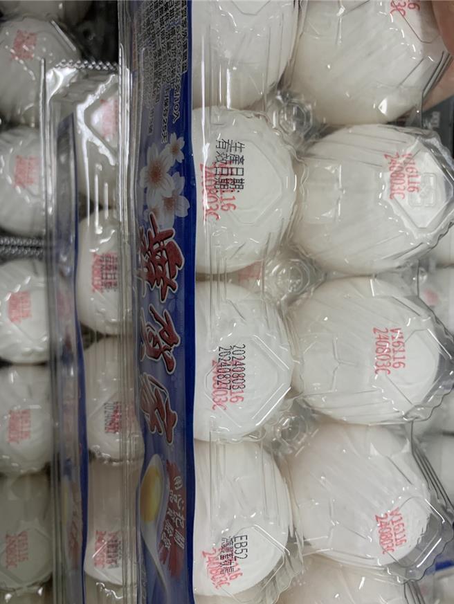 台北市卫生局接获民眾投诉，鸡蛋盒上有蛆虫，16日前往现场稽查，图为稽查画面。（台北市卫生局提供）