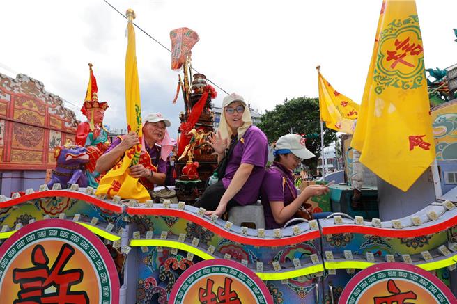 鷄笼中元祭「迎斗灯」游行今日隆重登场，不但吸引眾多市民和游客的热情参与，也充分展现了基隆的传统文化魅力。（基隆市文观局提供／徐佑升基隆传真）