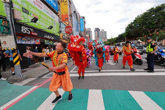 鷄笼中元祭「迎斗灯」游行今日隆重登场，不但吸引眾多市民和游客的热情参与，也充分展现了基隆的传统文化魅力。（基隆市文观局提供／徐佑升基隆传真）