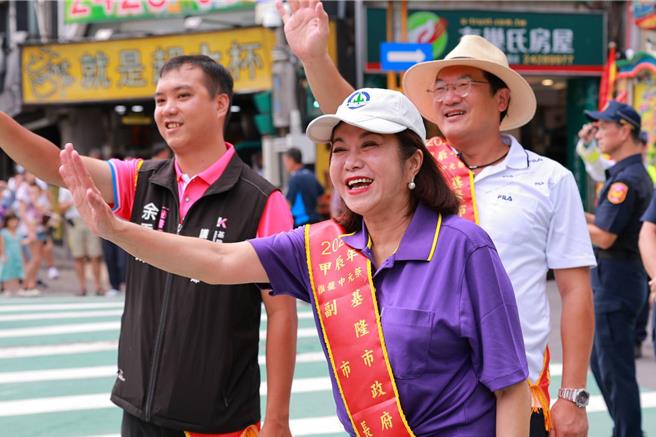 鷄笼中元祭「迎斗灯」游行今日隆重登场，基隆市副市长邱佩琳与游行民眾打招呼。（基隆市文观局提供／徐佑升基隆传真）