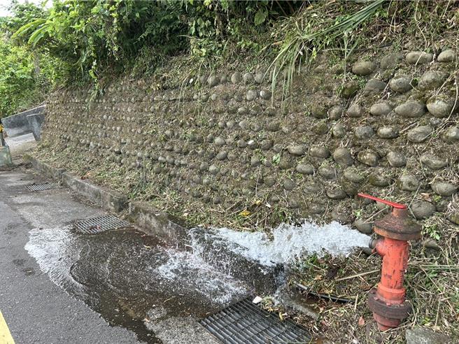 新北市瑞芳地區有民眾在地方社團上反應，明明沒下雨也沒有停水，但傍晚起部分地區自來水打開後卻出現「水黃黃」的現象，對此自來水公司第一區管理處對此向民眾致歉，表示由於供水調配導致部分管線沈積物被揚起，但使用上絕對無虞，建議民眾排掉即可。（自來水公司第一區管理處提供）