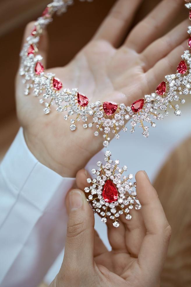 「蒼穹萬象」華光萬丈尖晶石項鍊，也可以當作冠冕佩戴。（Tiffany & Co.提供）