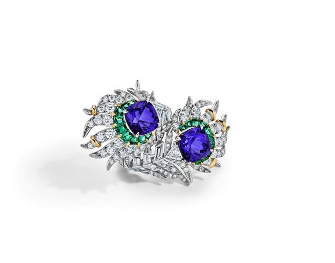 TIFFANY Blue Book系列「蒼穹萬象」孔雀華翎（Peacock）坦桑石、碧璽戒指。（Tiffany & Co.提供）