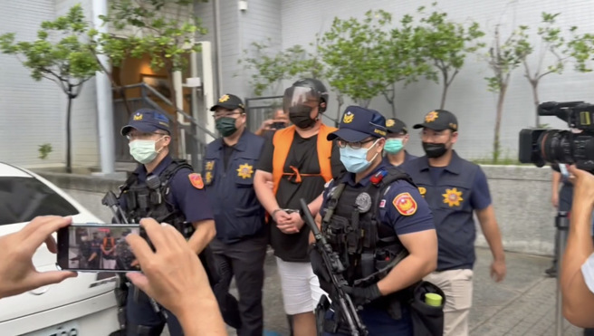 屏東角頭「鴨頭」遭轟6槍身亡，槍手今(16)日下午移送地檢署，2名武裝特警戒護防滅口。（圖／林雅惠攝）