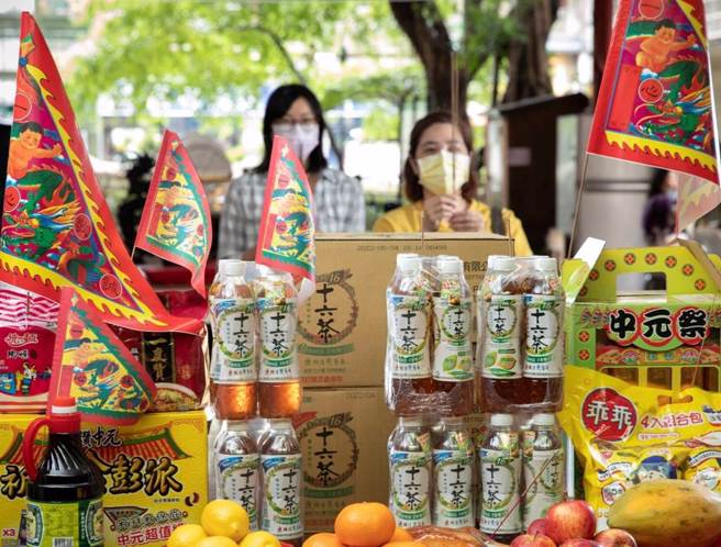 中元普渡祭拜的食品特別容易壞，傳統習俗中都認為是「好兄弟」品嘗過導致。(示意圖／資料照)