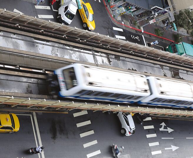 宜兰县近海于15日下午5点6分发生芮氏规模5.7地震，台北市震度3级明显有感摇晃，台北捷运文湖线一度慢速行驶。图／本报资料照片