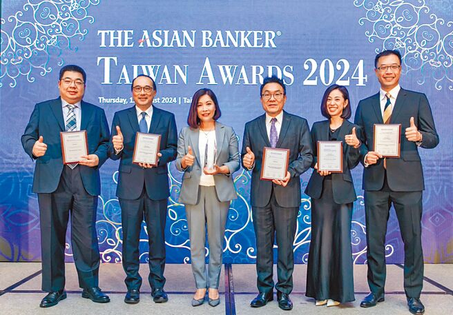 中信银行数位科技转型受肯定，勇夺《The Asian Banker》（亚洲银行家）共九项大奖，由中信银个人金融执行长杨淑惠（左三）及各单位高阶主管出席领奖。  图／中信银行提供