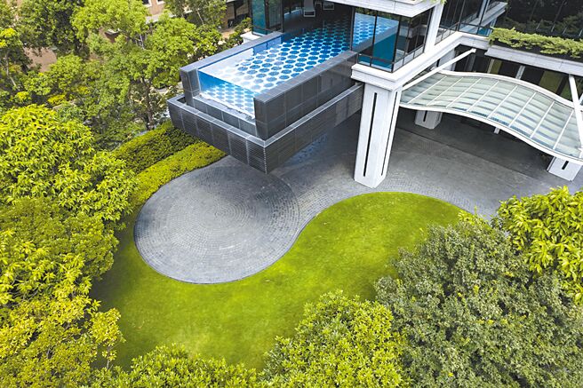 润泰敦峰「Urban Resort」概念，打造悬空无边际半户外泳池城市秘境。图／业者提供