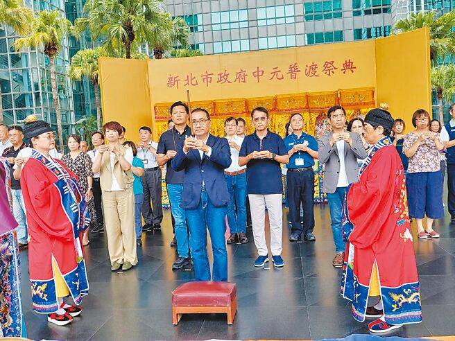 新北市長侯友宜（前排中）15日參加新北市政府中元普渡祭典儀式後受訪表示，不缺電是人民基本需求，尤其對北部來說更為重要，執政過程中不可以大小眼，政府應扛起責任。（陳慰慈攝）