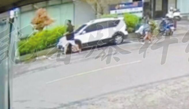 杨姓男子（身着黑衣白裤）15日上午11时许到高雄左营区明华路对陈姓男子开枪。（摘自记者爆料网／林瑞益高雄传真）