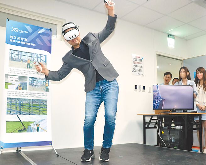 台北市長蔣萬安體驗施工架作業的職業災害模擬訓練系統。（實習攝影記者徐翊呈攝）