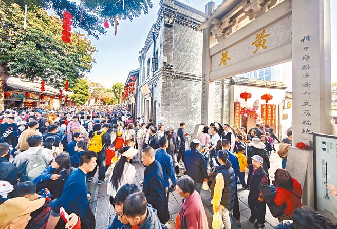 陆委会副主委梁文杰15日首度明确表态，指大陆文旅部若宣布把台湾列为开放（旅游）地区，则我方愿意让团客赴陆。（中新社）