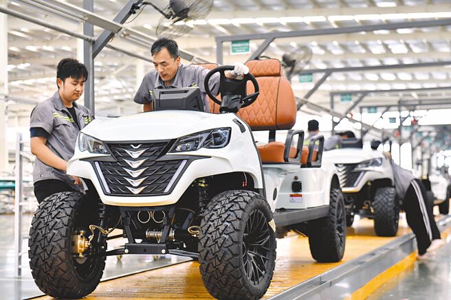 大陸7月總體經濟數據15日出爐，消費、投資持續增長，但工業產出卻意外放緩。圖為高爾夫球車生產線。（新華社）