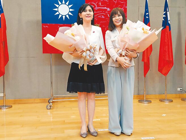 前新北市新闻局长张爱晶（左）因家庭因素请辞，遗缺由29岁的前侯友宜竞办发言人、新北市副发言人李利贞（右）接任，新北市政府15日举办交接典礼。（陈慰慈摄）