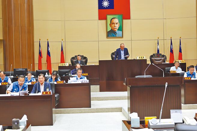苗栗县议会第20届第9、10次临时会，15日三读通过「苗栗县处理妨害交通车辆自治条例」、「苗栗县新设置畜牧场管理自治条例」部分条文修正，「苗栗县电子烟危害防制自治条例」则三读通过废止。（谢明俊摄）