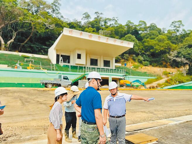 民進黨新竹市議員劉彥伶（左一）表示，日前會勘得知自由車場水土保持已變更設計，且要將耗費800多萬元的地錨經費刪除，擔心若不做水保後續恐發生位移。（劉彥伶提供／王惠慧新竹傳真）
