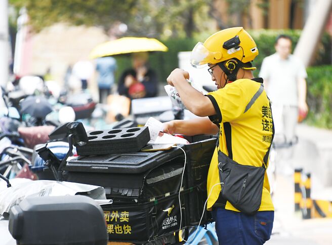大陆陆蓝领劳工需求大，部分城市快递外卖员月薪甚至可破8千人民币。（新华社）
