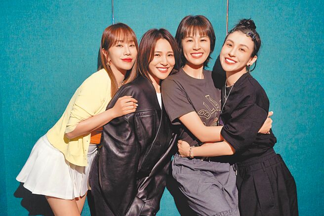 「星光2班」林佩瑤（左起）、梁文音、曾沛慈、魏如昀14日難得合體。（環球音樂提供）