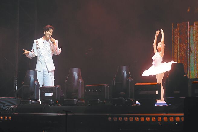 陳曉東（左）日前在廣州開唱，女兒跳芭蕾伴舞。（和協整合行銷提供）