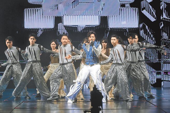 陳曉東（前）日前在廣州演唱會上載歌載舞，熱力四射。（和協整合行銷提供）