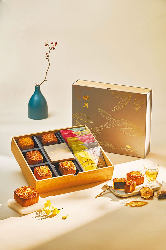 「映月廣式中秋禮盒」內含6種口味的廣式月餅及果茶包，盛放月餅及果茶包的再生木盒可作為收納盒。（國泰飯店觀光事業提供）