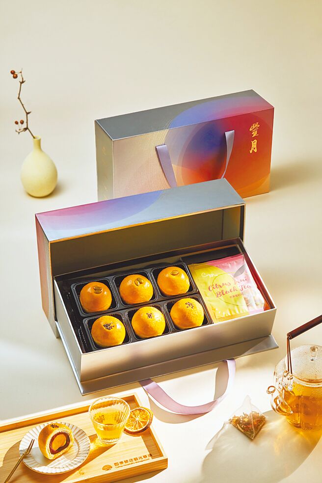「豐月蛋黃酥中秋禮盒」內含2種口味的蛋黃酥及果茶包，1280元。（國泰飯店觀光事業提供）