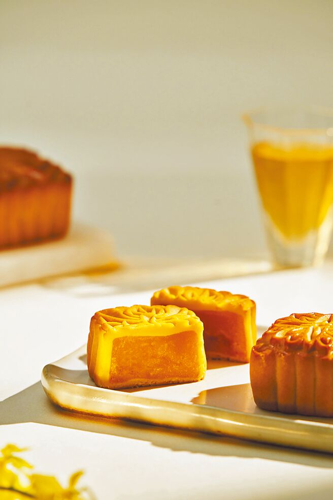 「映月廣式中秋禮盒」原價1880元，8月20日前訂購可享早鳥8折優惠。（國泰飯店觀光事業提供）飲酒過量 有礙健康