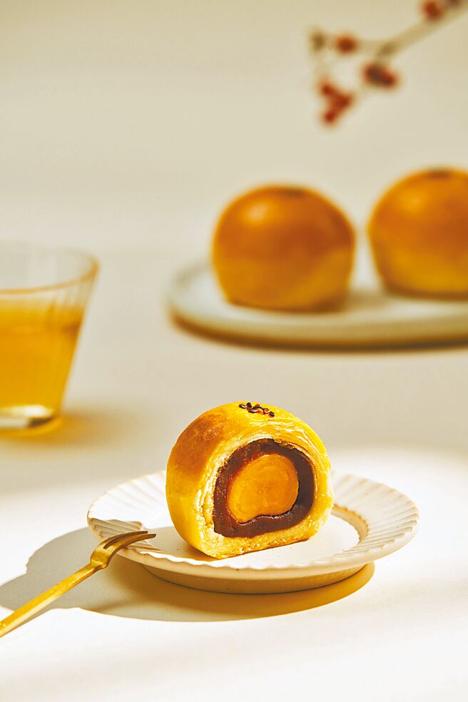 「豐月蛋黃酥中秋禮盒」內含文香蛋黃酥和烏豆沙蛋黃酥。（國泰飯店觀光事業提供）飲酒過量 有礙健康