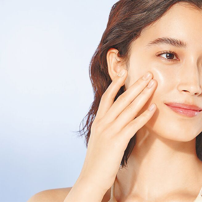 肌膚之鑰發表全新精萃光采激光晶露，為保養肌膚提供全新見解。（肌膚之鑰提供）