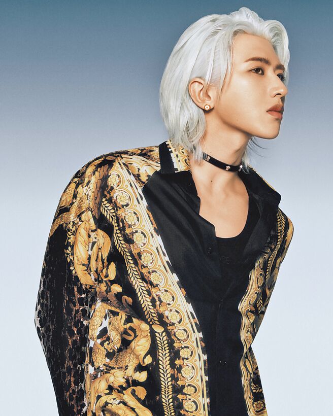 VERSACE邀请蔡徐坤拍摄2024秋冬系列形象广告。（VERSACE提供）