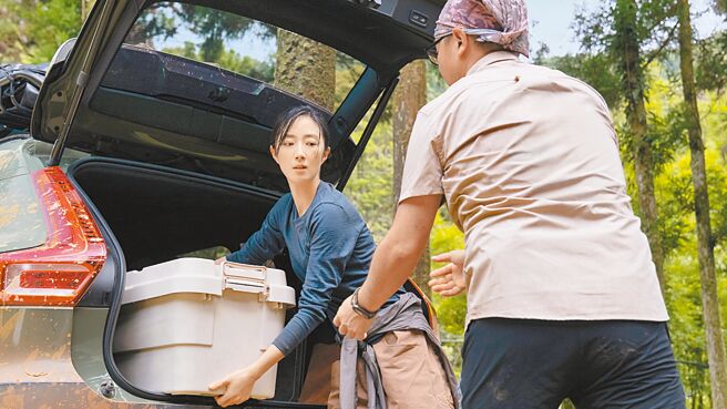 桂纶镁在片中担任「生态观察员」，前进山林与大自然接触。（国际富豪提供）