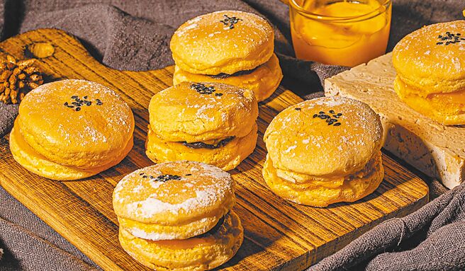 烘焙名店查理布朗推出馬卡龍蛋黃酥（見圖）。（查理布朗烘焙提供）
