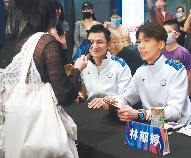 新北市府于15日举办「台湾骄傲 新北荣耀」，眾多粉丝不畏风雨，挤爆市府大厅；并为林郁婷（右）拍照。（实习摄影记者徐翊呈摄）