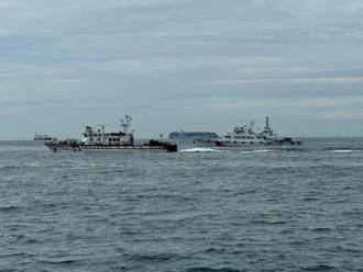 久违和谐！搜救大陆3失踪渔民     两岸警艇「并肩」搜寻画面曝光