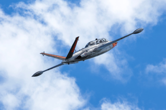 失事畫面曝光！退役教練機特技表演突墜海 飛行員身亡