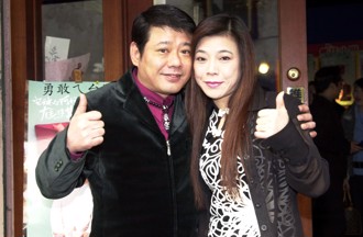 婆婆每天进房「坐到天亮」  安迪遗孀笑：尪求欢像在偷客兄