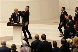 民意殿堂成拳击场 土耳其国会爆溅血衝突