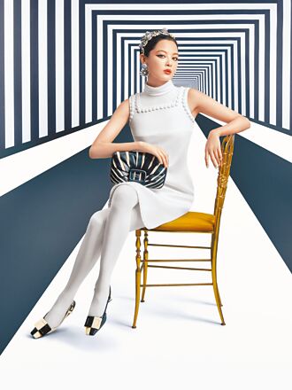 辛芷蕾黑白撞色冷艳霸气