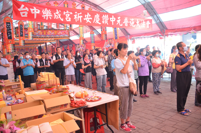 午前阳气重，普渡拜拜宜在下午1时到5时期间举行，图为台中市乐成宫中元普渡盛况。（示意图／杨登嵙提供）