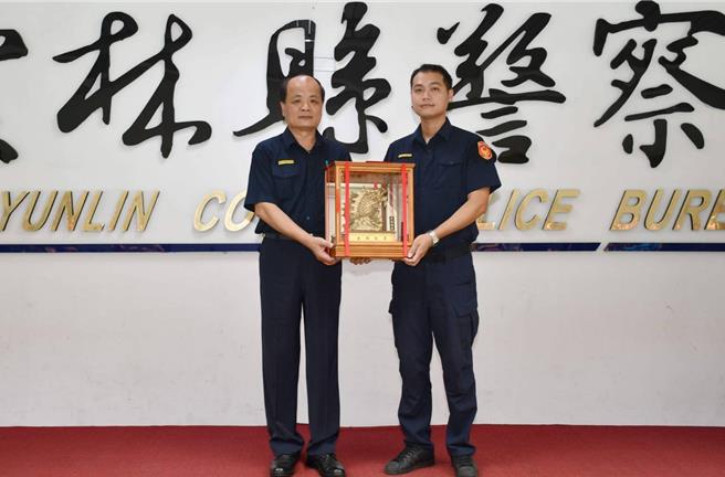 桃园市八德警分局高明派出所长蔡东洲（右）从小家境贫寒，父亲在国二时癌症逝世，母亲一手拉拔4个小孩长大，蔡东洲虽考取国立大学，却因经济问题报考警专。（高明所长蔡东洲提供）