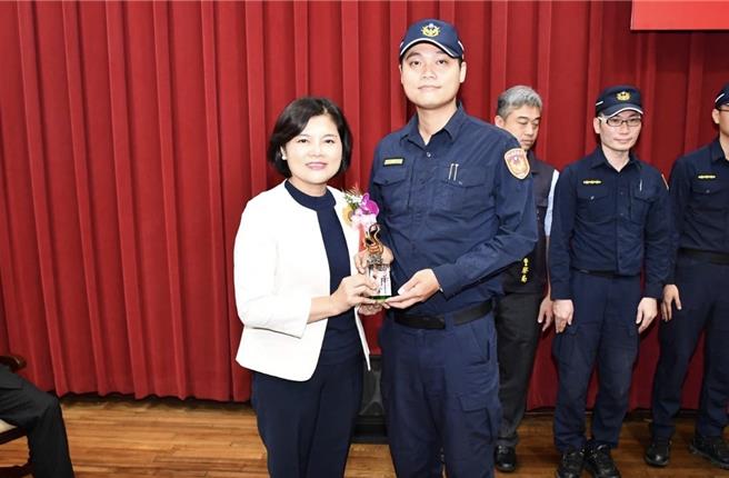 桃园市八德警分局高明派出所长蔡东洲（右）因查缉多数枪炮毒品案件，连续于2018及2019年获得县市模范警察表扬，也获颁优秀青年的殊荣。（蔡东洲提供）