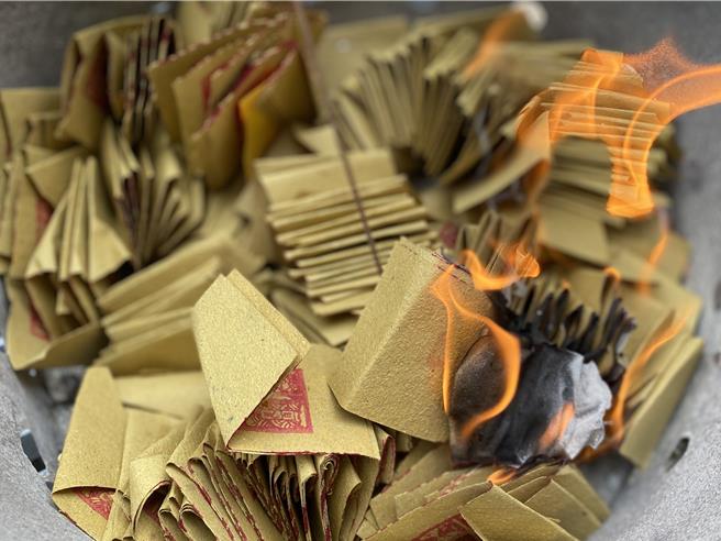 彰化县消防局统计今年1月至7月期间，因敬神祭祀烧金引发的火灾共有6件，建议民眾可申请纸钱集中清运服务，或是「以功代金」，可减少火灾发生，又可做公益。（孙英哲摄）