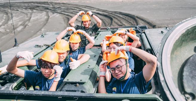  两栖勇士挑战营学员试乘AAV7两栖突击车，体验优异性能。（军闻社记者吴柏融摄）