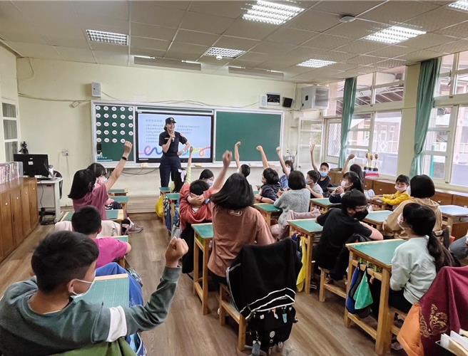 中市警局婦幼隊17日表示，中市2023年兒少保護事件通報2030件，其中，施虐者身分為父母占57％最多，受虐兒少年齡以未滿12歲之兒童占62％為多。圖為警方走訪校園宣導兒少保護知識。（警方提供／陳淑芬台中傳真）