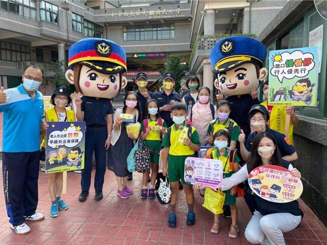 中市警局婦幼隊17日表示，中市2023年兒少保護事件通報2030件，其中，施虐者身分為父母占57％最多，受虐兒少年齡以未滿12歲之兒童占62％為多。圖為警方走訪校園宣導兒少保護知識。（警方提供／陳淑芬台中傳真）