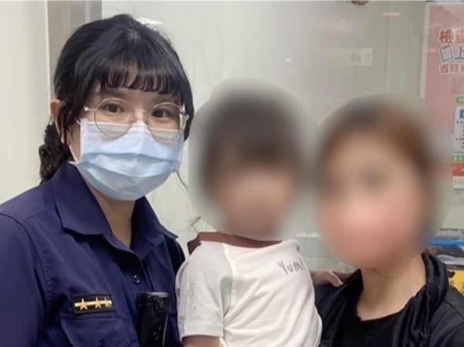 王功派出所警員吳雅筑（左）護送母女至二林鎮的醫院檢查。（翻攝芳苑警分局臉書／孫英哲彰化傳真）