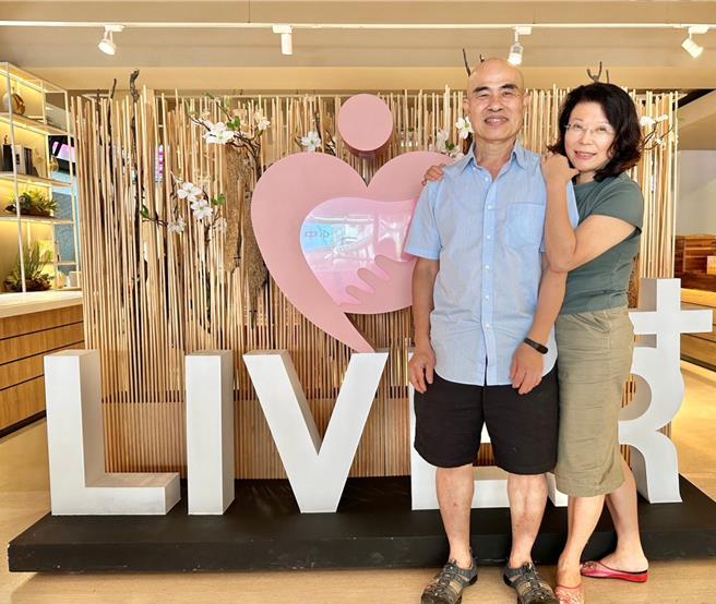 来自云林北港的黄建男，31年来靠着勤于追踪，成功挺过3次肝癌復发，活着看到孩子长大，还抱了孙子，感到心满意足。（肝基会提供／林周义台北传真）