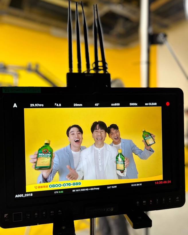 谢毅宏16日在脸书晒出与罗时丰拍摄广告的花絮照。（图／翻摄自谢毅宏脸书）