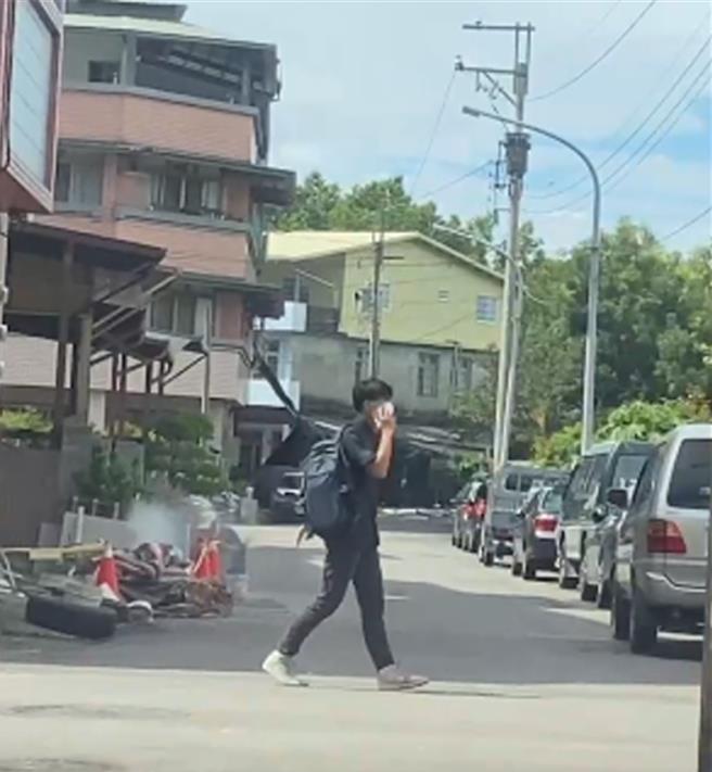 马来西亚籍男子，透过在台友人诓称介绍台湾高薪工作机会，结果是来台当车手，遭警方当场逮捕。（东势警分局提供／张妍溱台中传真）